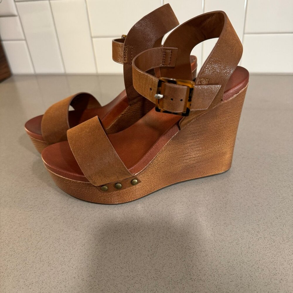 MIA Senna Wedge Sandals with Tortoise Shell Buckle in Stone Size 6 New